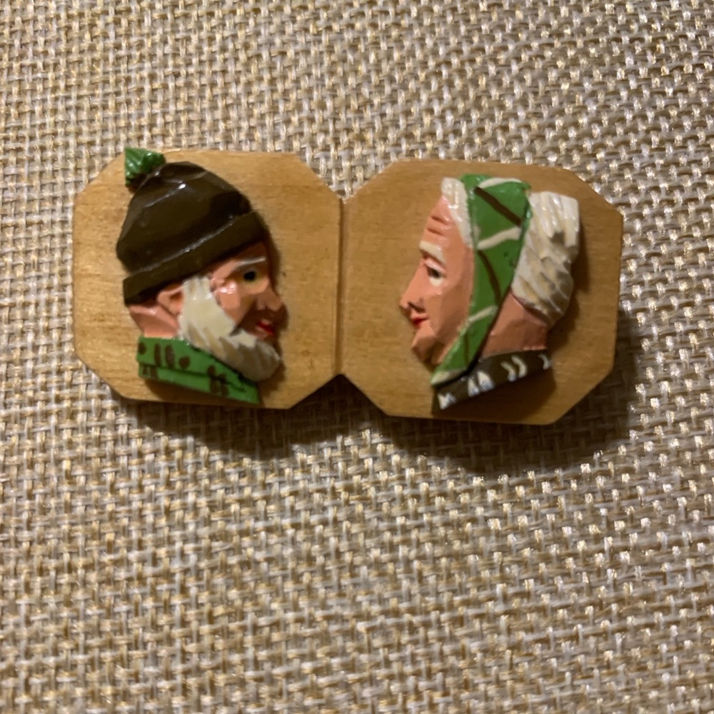 Vintage Bavarian couple pin. Carved wood.